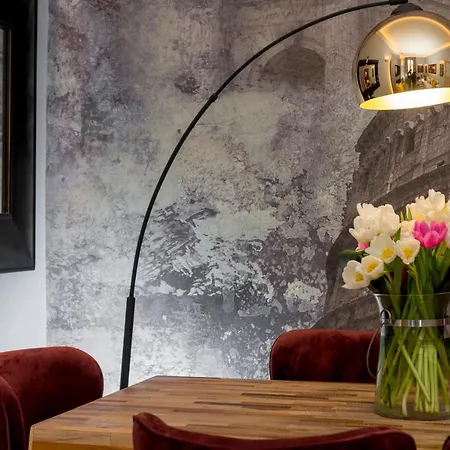 דירה Design With Fireplace Near Vatican *